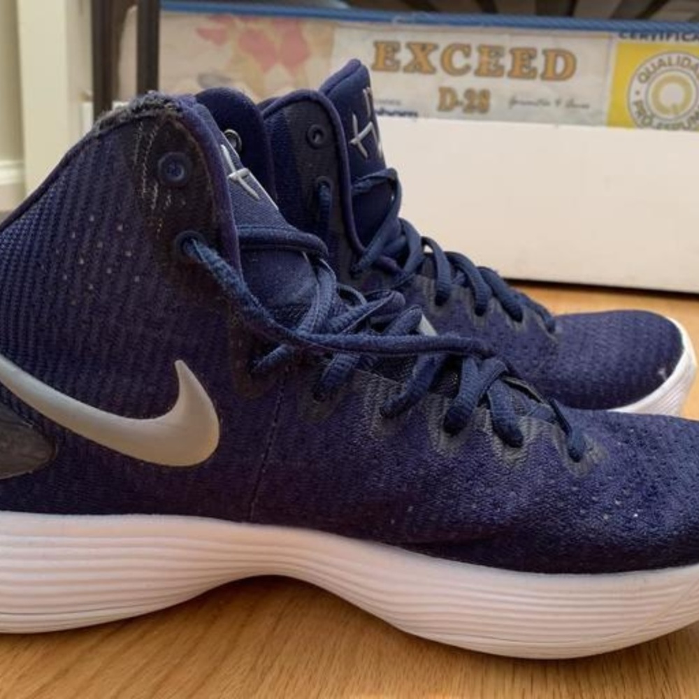 Nike Hyperdunks - Picture 2 of 3